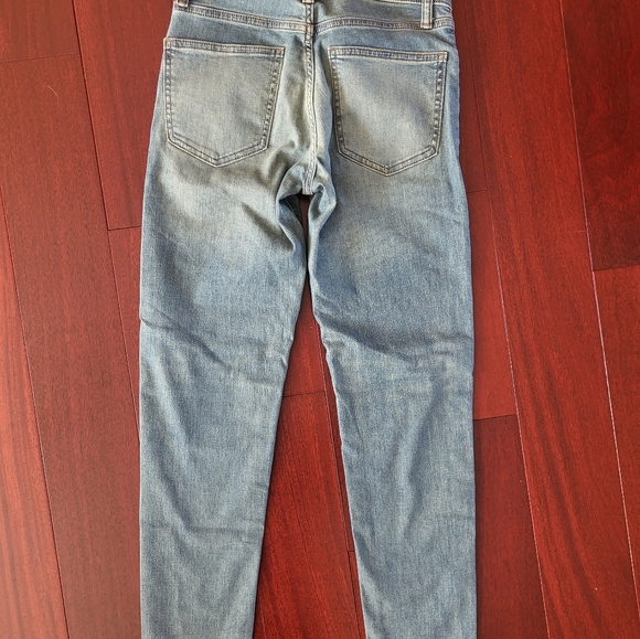 Nwot UniQlo distressed high rise jeans - Picture 6 of 6